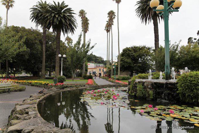En el centro de la Plaza de Clive, Napier Park, Costa Este - Nueva-Zelanda