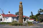 Tallado totem maorí, Opotiki Talla Town Centre, Cabo del Este, Nueva-Zelanda.