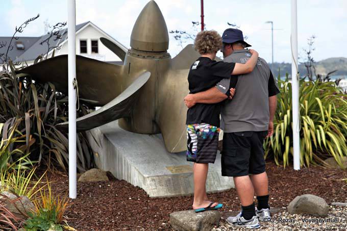 Kiwis antes hélice gigante, Paihia, Northland - Nueva-Zelanda