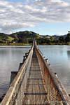 En el puente peatonal Whananaki, Northland, Nueva-Zelanda.