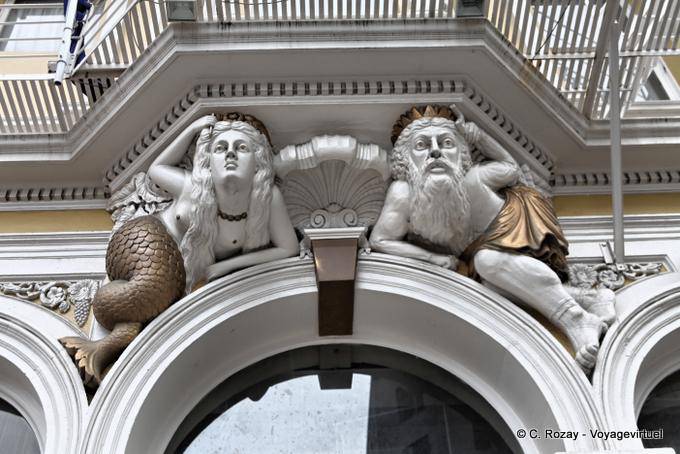 Escultura en la fachada, Dunedin, Princes Street, Hotel Mercure Wains - Nueva-Zelanda