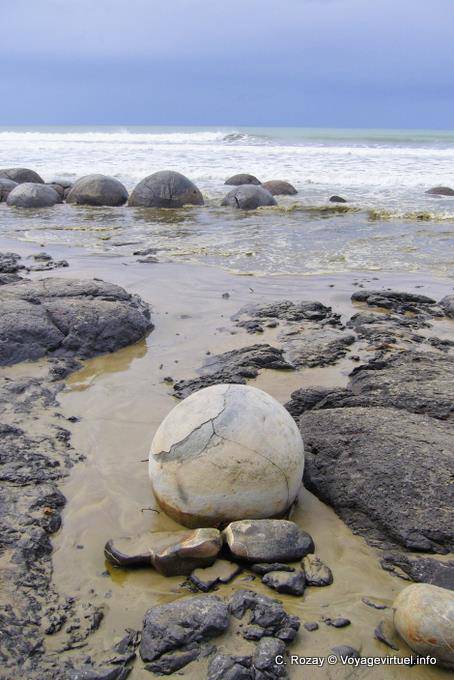 En la playa abandonada, Cantos rodados de Moeraki Scenic Reserve, Otago - Nueva-Zelanda