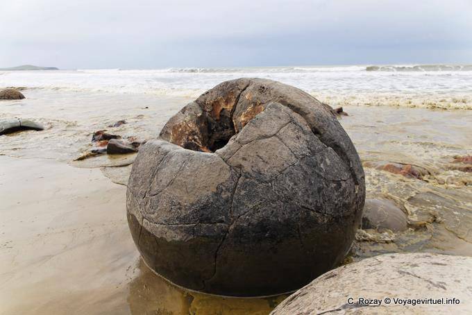 Bola socavado por la erosión, Rocas Moeraki Scenic Reserve, Otago - Nueva-Zelanda