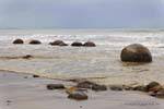 En la playa Koekohe, Rocas Moeraki Scenic Reserve, Otago, Nueva-Zelanda.