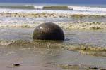Maltratadas por las olas, Rocas Moeraki Scenic Reserve, Otago, Nueva-Zelanda.