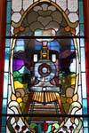 Vitral que representa una locomotora, la estación de trenes de Dunedin,, Nueva-Zelanda.