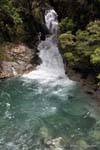 Torrente de agua blanca, Fiordland, Te Anau camino a Milford Sound, Southland, Nueva-Zelanda.