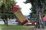 La torre inclinada de Puzzling Mundial, Wanaka City, Southland, Nueva-Zelanda.