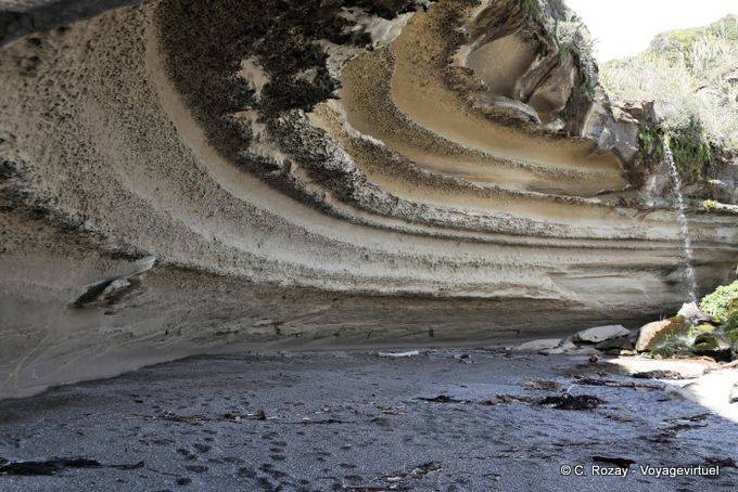Cascada y cueva acantilado en la playa, Paparoa Parque, Truman Track, Costa Occidental - Nueva-Zelanda