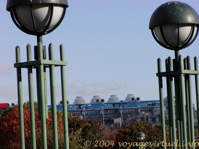 Farolas en Beaubourg, París, Francia