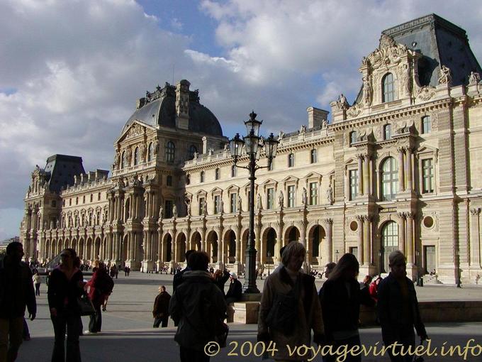 Vista de la fachada del Louvre, París, Francia