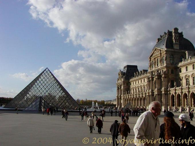 Pirámide y el Museo del Louvre, París, Francia