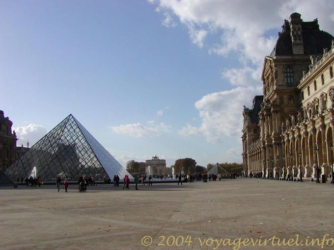 El patio en frente del Louvre, París, Francia