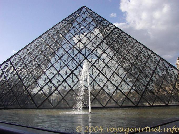 La pirámide y el chorro de agua, el Louvre de París, Francia