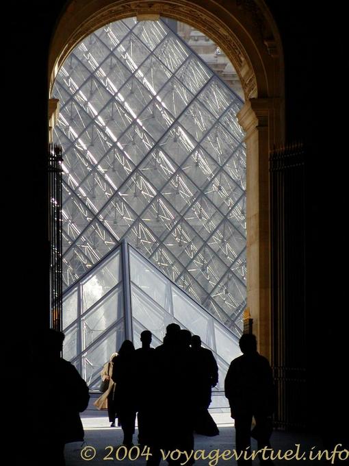 Luz en la pirámide de Pei, París El Louvre, Francia