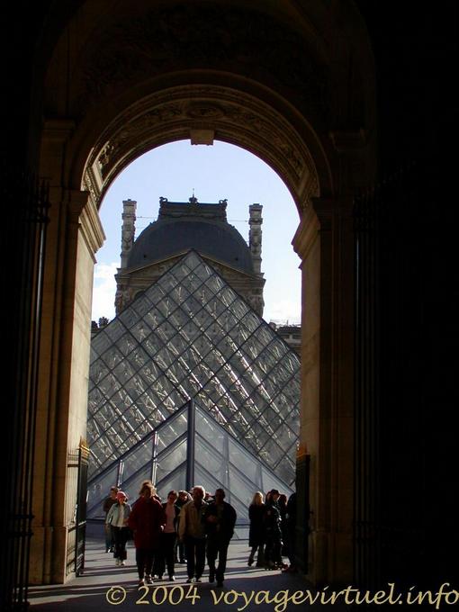La geometría variable, el Museo del Louvre, París, Francia