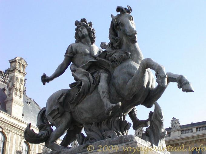 Bernini estatua de Napoleón en el patio del Louvre, París, Francia