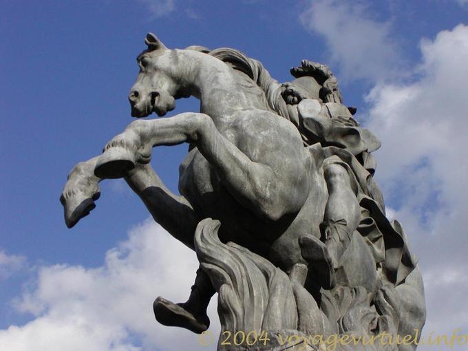 Estatua ecuestre de Luis XIV, Napoleón patio del Louvre de París, Francia