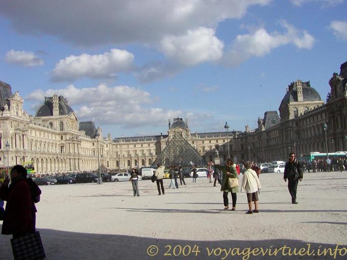 Vista de la plaza Napoleón, Louvre, París, Francia