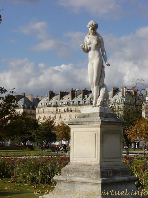Escultura de la Diana Cazadora, la desnudez en el Jardín de las Tullerías, París, Francia