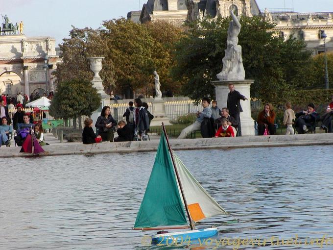 Navegación arriesgada, cuenca Jardín de las Tullerías, París, Francia
