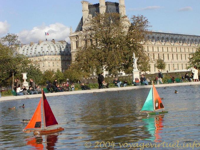 Pequeñas embarcaciones van en el agua, veleros el Jardín de las Tullerías, París, Francia