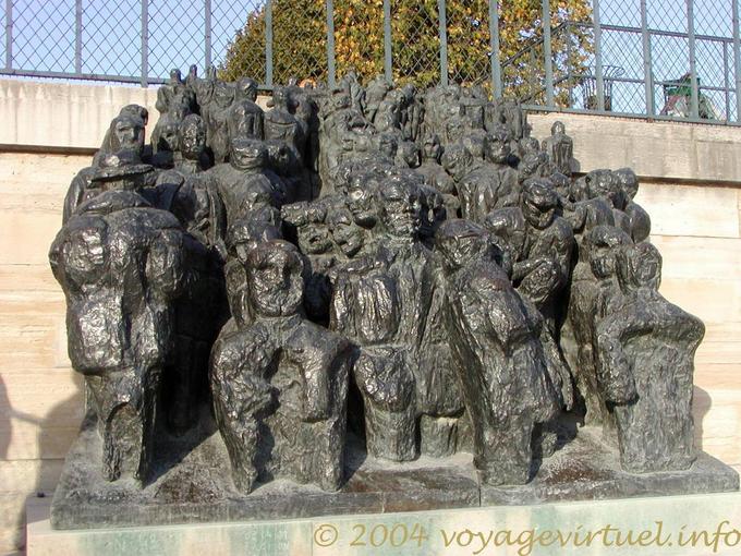 La Multitud, Raymond Mason, escultura en bronce, Tuileries, París, Francia
