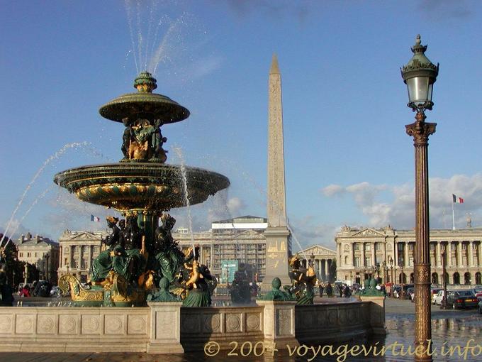 Entre la fuente de los ríos y farola, la Place de la Concorde, París, Francia