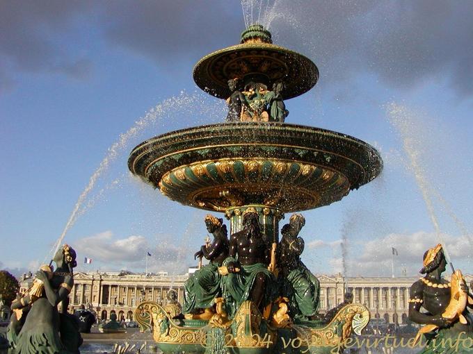 Fuente diseñada por el arquitecto Jacques Hittorff, Place de la Concorde, París, Francia
