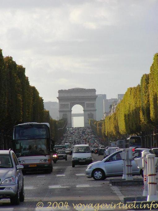 La congestión en los Campos Elíseos, París, Francia
