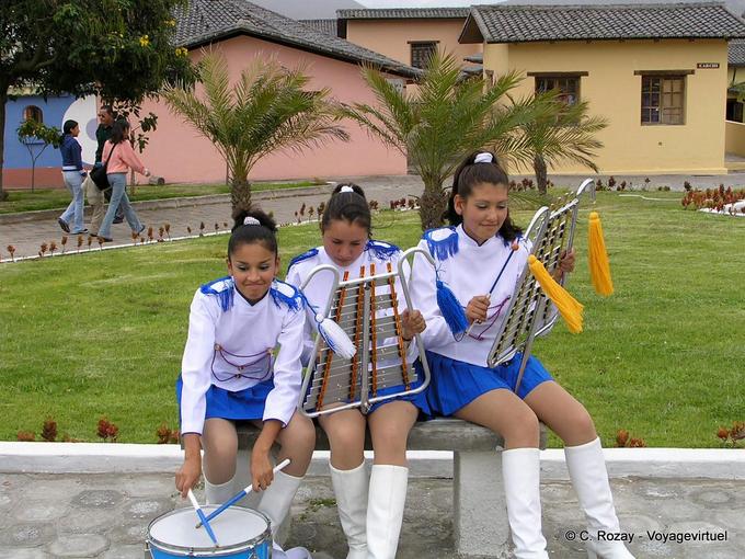 Porristas jóvenes y sus instrumentos musicales, Otavalo -Ecuador