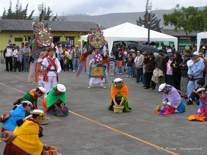 Espectáculo festivo con el traje tradicional Inca, Otavalo -Ecuador