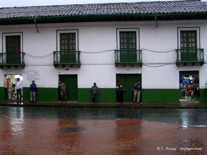 Esperando en la lluvia, Quito -Ecuador