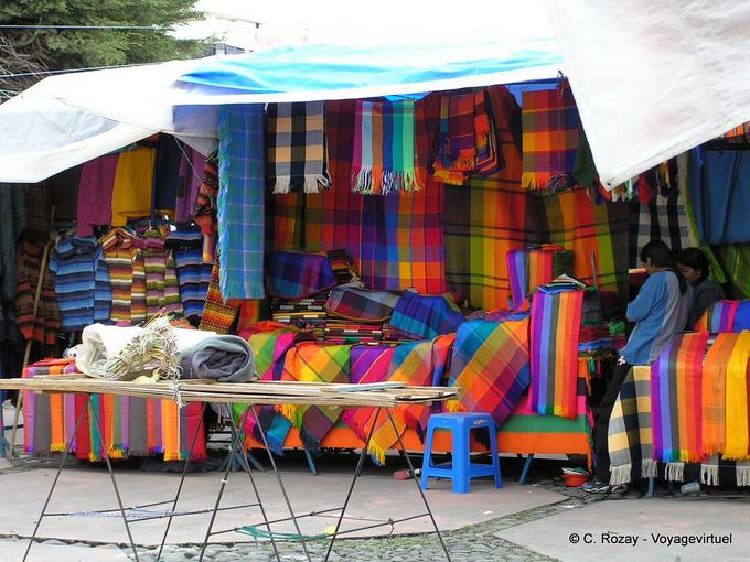 Los colores fabulosos hechos a mano, tejidos de Otavalo -Ecuador