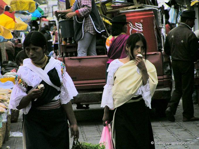 Rostros de las mujeres en el vestido tradicional de las mujeres, Otavalo -Ecuador