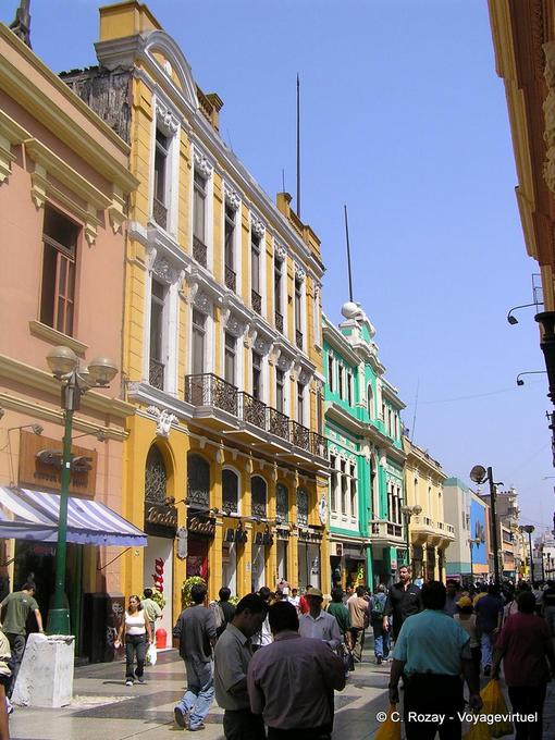Calle muy transitada en Lima Jirón de la Unión -Perú