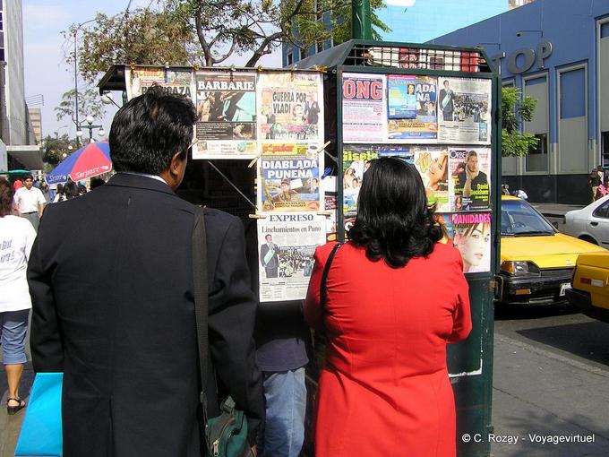 La lectura de periódicos en la exhibición, Lima -Perú