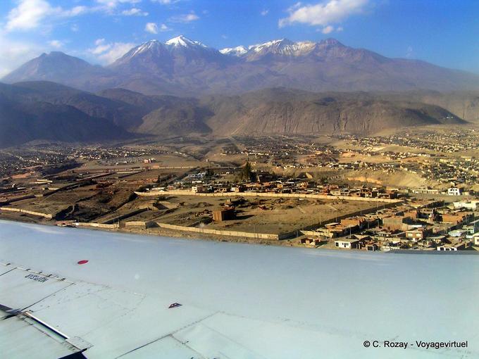 Arequipas visto en el ala de un avión -Perú