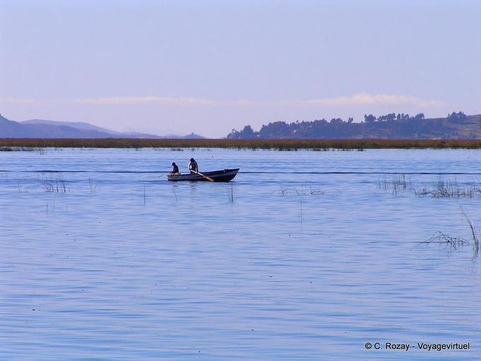 Barco en el lago Titicaca -Perú