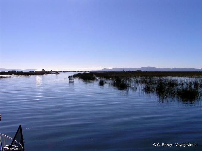 Tarde azul en el lago Titicaca -Perú