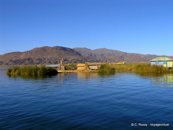 Paisaje del lago Titicaca poblada por Aymaras -Perú