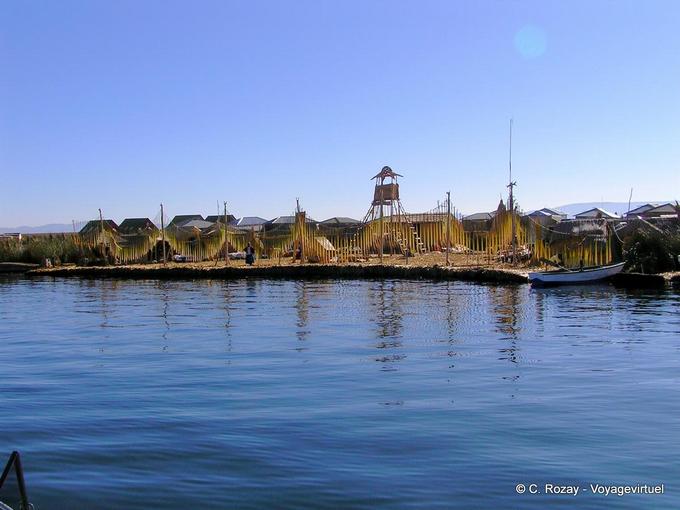 Tradicional pueblo en la isla flotante de los Uros, Lago Titicaca -Perú