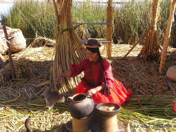 Compartir con el corral con el traje tradicional, Titicaca -Perú