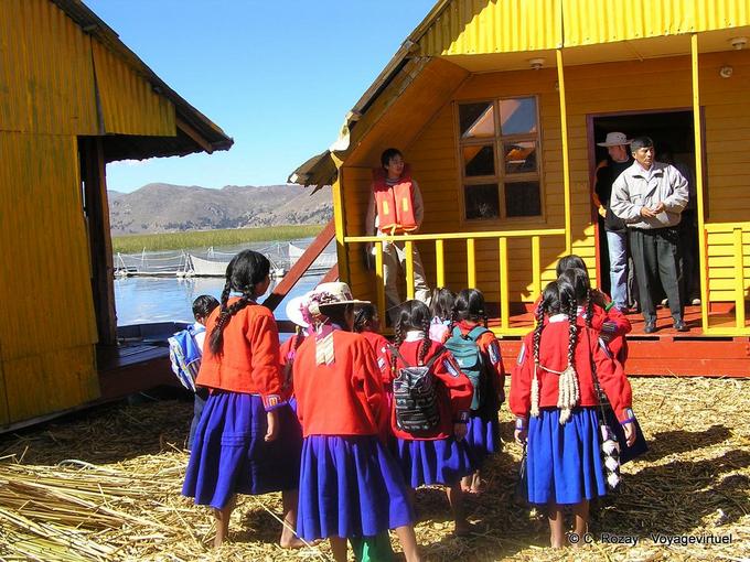 Mats en filas en frente de la escuela, el lago Titicaca -Perú