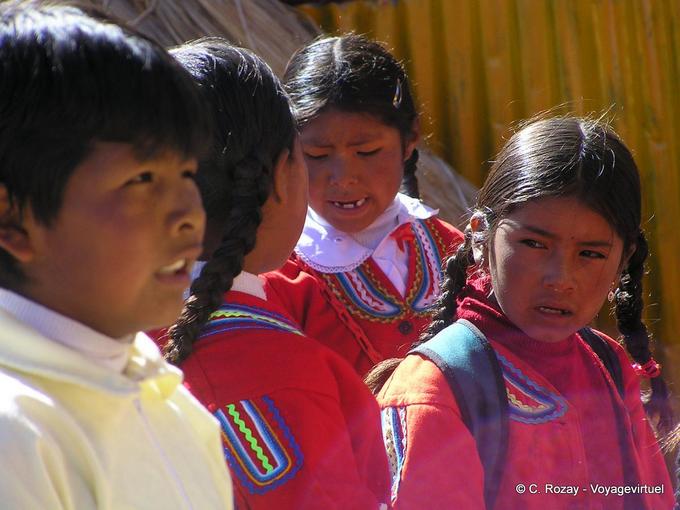 Retrato del niño aymara en el uniforme de la escuela, el Lago Titicaca -Perú