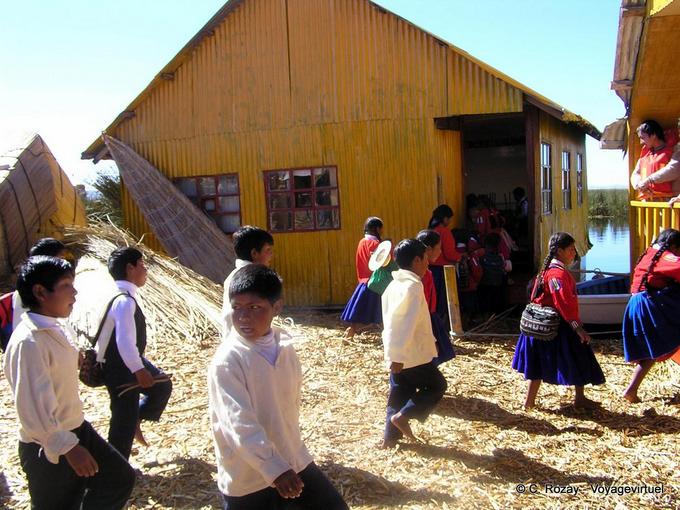 Indígena aymara jóvenes que regresan a la escuela, el Lago Titicaca -Perú