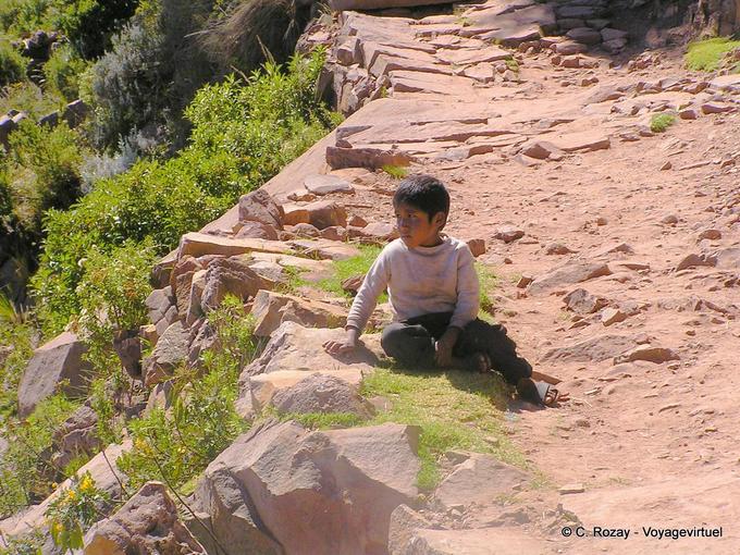 Niño soñador en la isla de Taquile, Titicaca -Perú