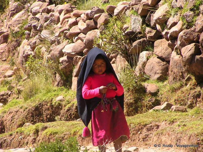 Jasmine, pequeñas taquileños en traje tradicional, Isla Taquile, Titicaca -Perú