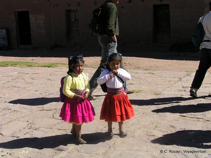 Colegialas pequeñas Isla Taquile -Perú