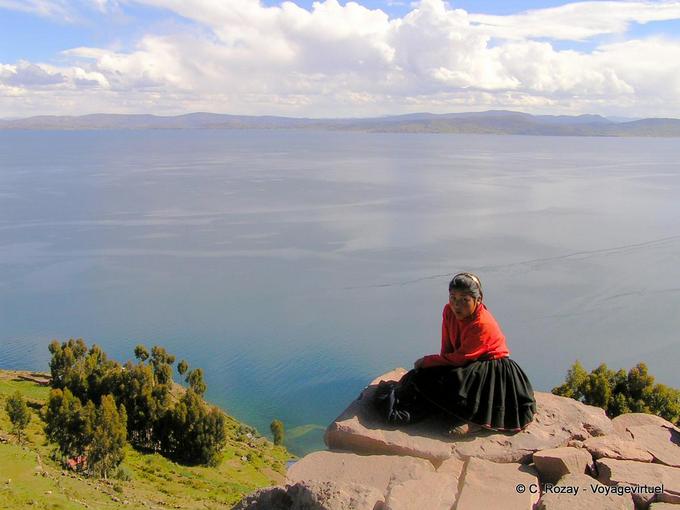 Meditación de las mujeres a 4.050 metros de altitud, la Isla de Taquile, Titicaca -Perú